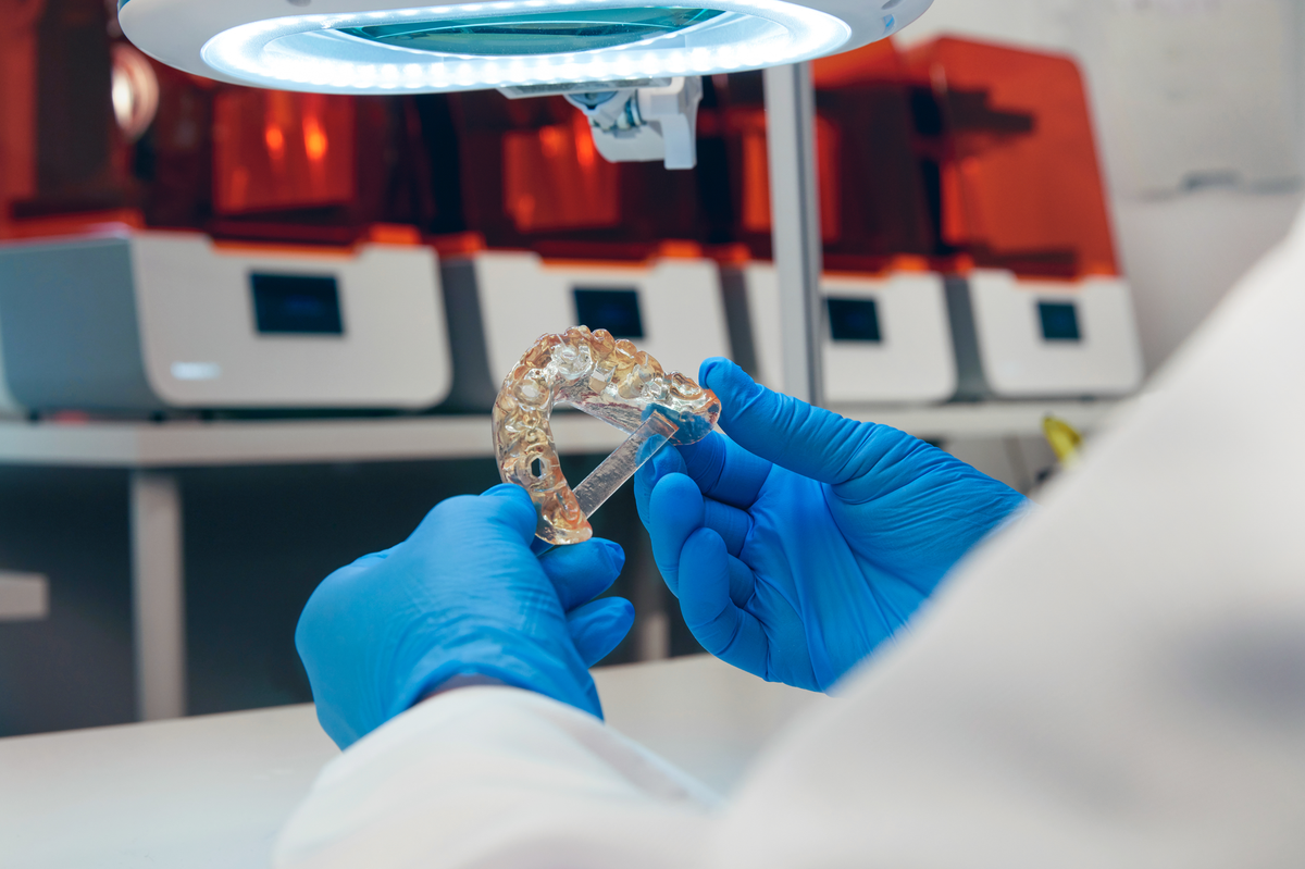 Zayıf kemikte rehberli çözüm: klinikte basılan tam ark cerrahi rehberle iki implant
